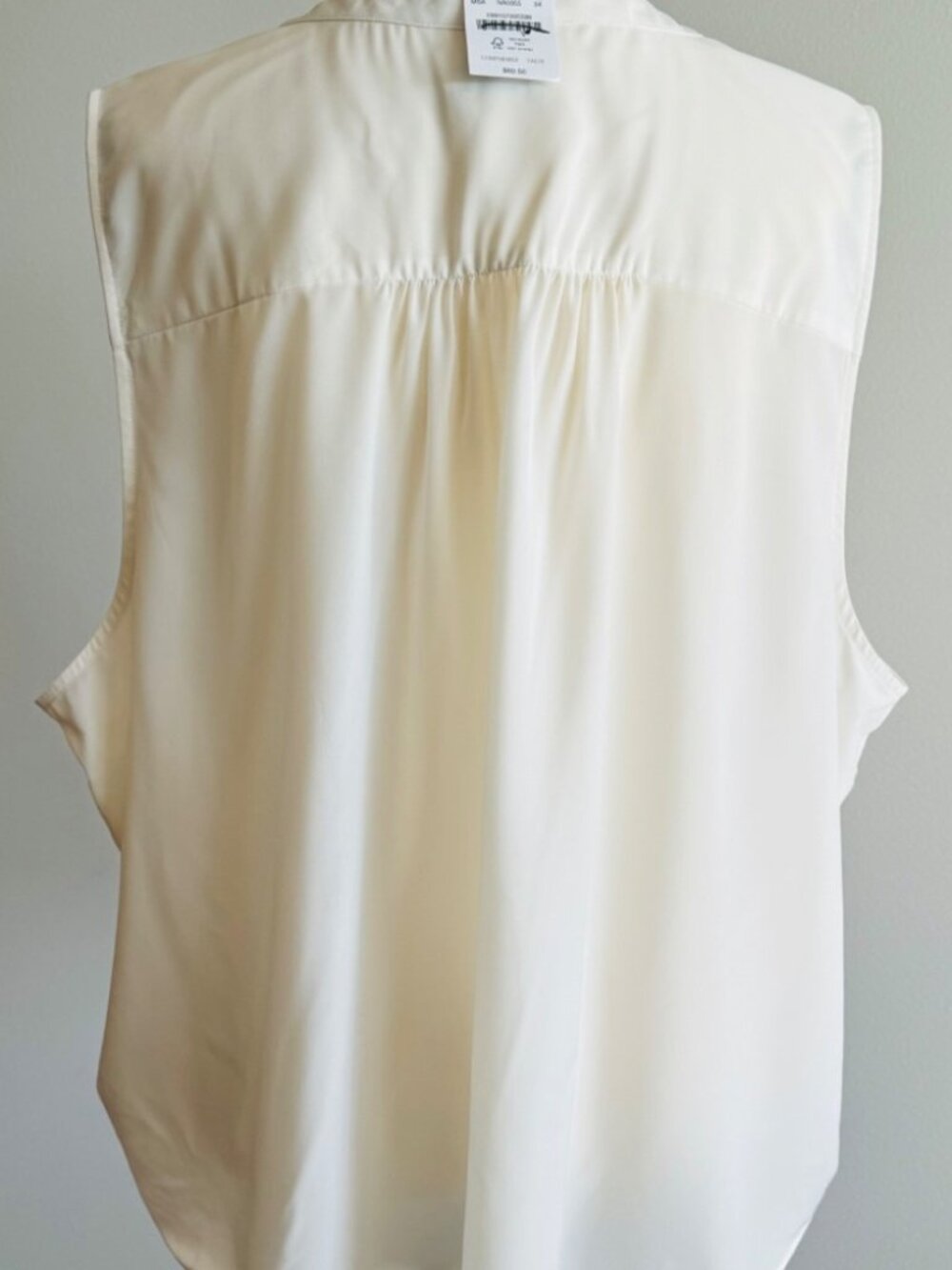 Sleeveless V-neck popover top - Picture 2 of 4